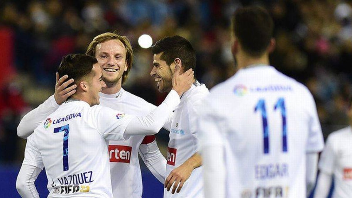 Ivan Rakitic felicita a Lucas Vázquez tras su gol en el partido solidario 'Champions for life'.