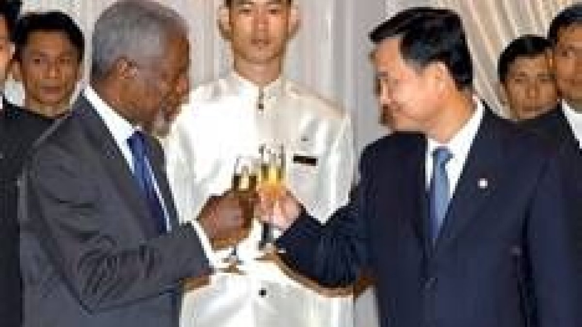 Annan brinda con el primer ministro tailandés durante su reunión de ayer