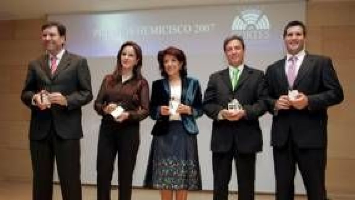 Foto de familia de los cinco políticos galardonados por los periodistas