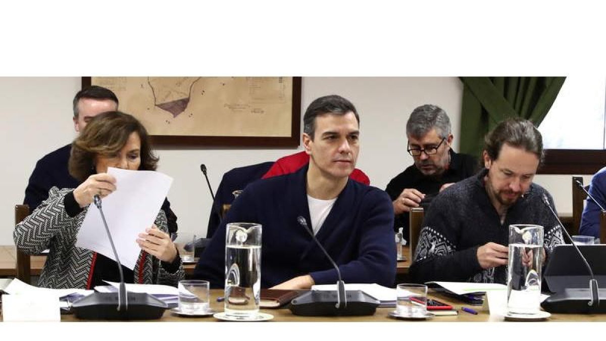 Carmen Calvo, Pedro Sánchez y Pablo Iglesias en la reunión del Gobiermo el sábado en la finca estatal de  Quintos de Mora.