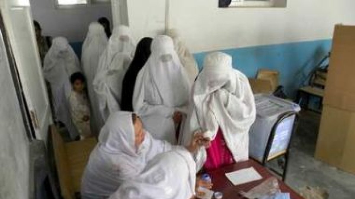 Varias mujeres ocultas tras el burka votan en uno de los colegios afganos.
