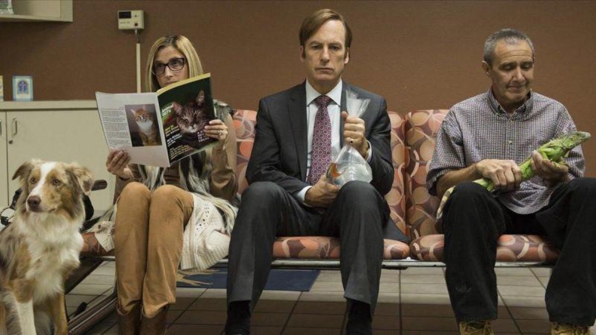 El actor Bob Odenkirk (centro), en la serie Better call Saul.