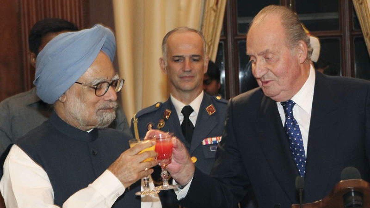 El primer ministro indio, Manmohan Singh y el rey brindan en uno de los momentos de la visita.