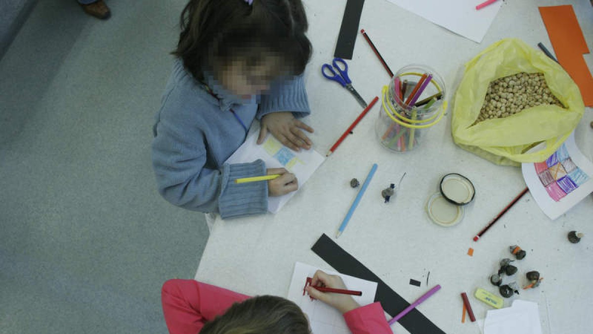 Dos niños participan en un taller creativo. VÍCTOR ARIAS