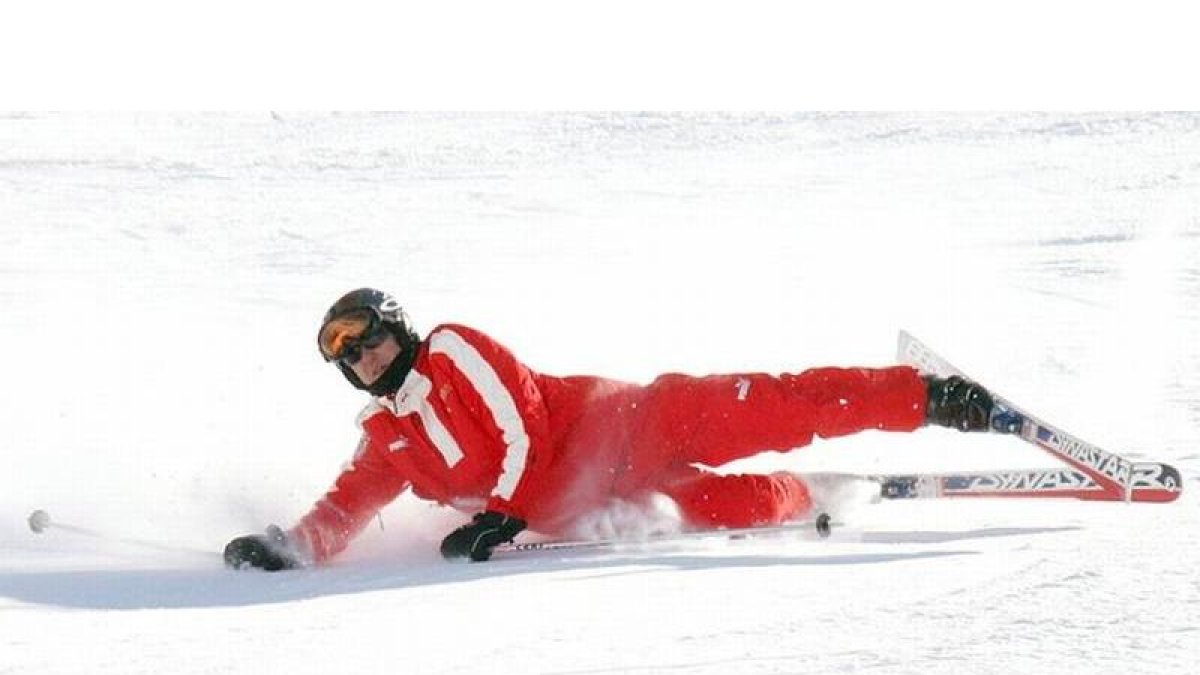 Michael Schumacher en una caída, durante el slalom gigante en Madonna di Campiglio (Italia), en enero del 2006.