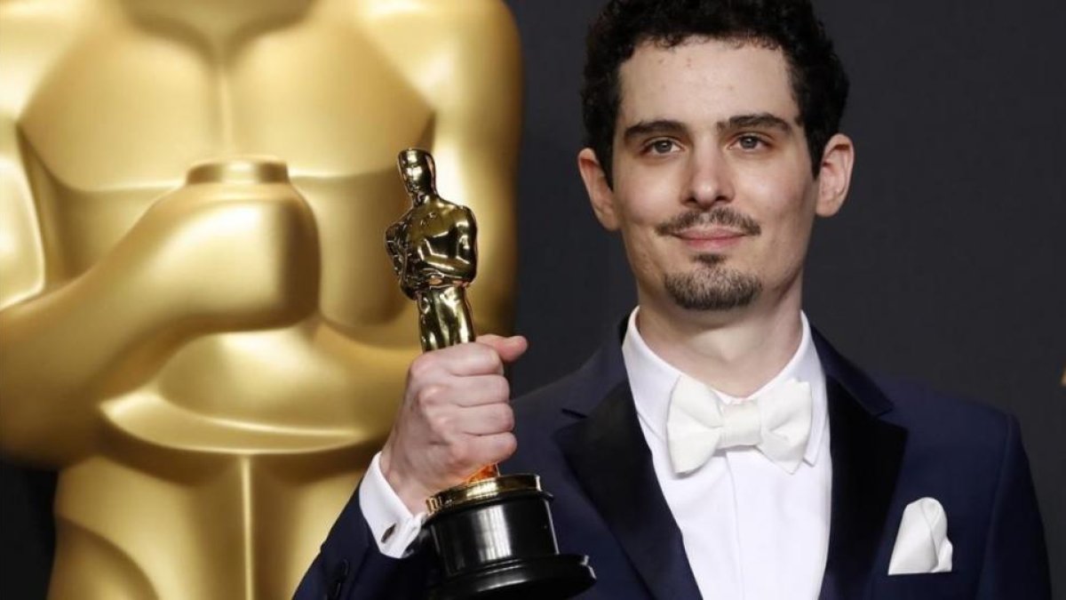 El director Damien Chazalle, con el Oscar que conquistó por 'La La Land'.