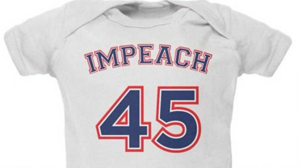 Camiseta Impeachment 45 dedicada a Trump