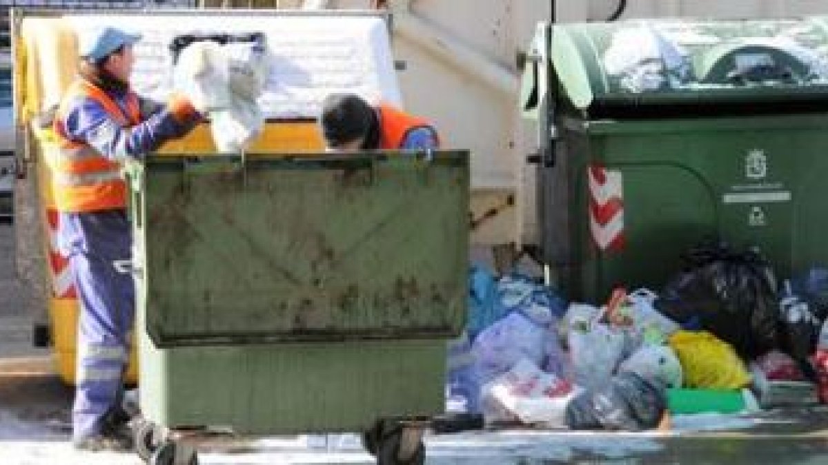 Trabajadores de la limpieza de la capital retiran la basura amontonada tras la última huelga que fin