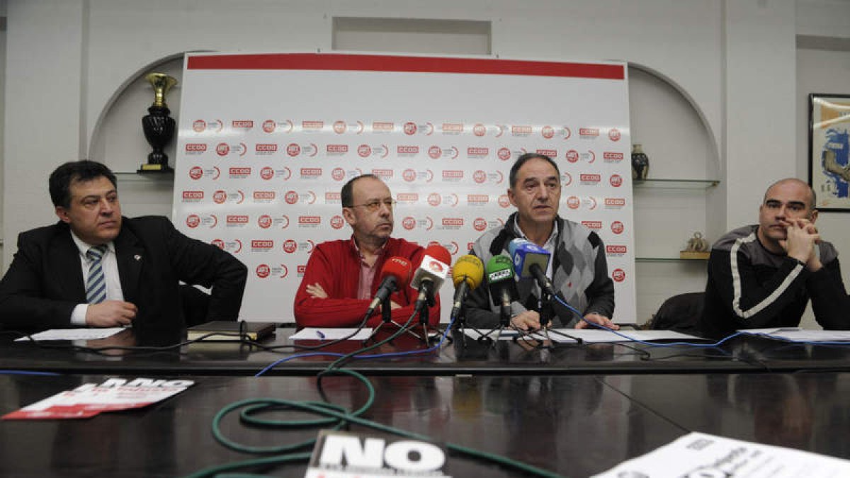 Los responsables de CC.OO. y UGT, ayer en rueda de prensa.