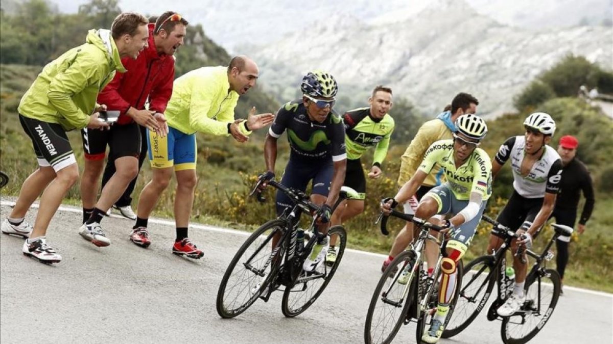 Alberto Contador, en el centro, junto a Nairo Quintana y Omar Fraile, a la derecha, durante la ascensión a los Lagos.