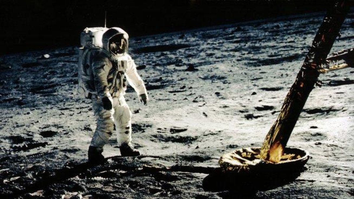 Aldrin, sobre la superficie lunar, tras la primera misa que él mismo se oficio a bordo del Eagle.