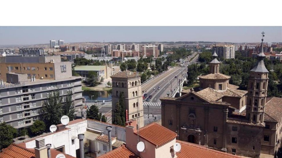 Panorámica del Puente de Santiago, el Torreón de la Zuda y la Iglesia de San Juan de los Panetes.