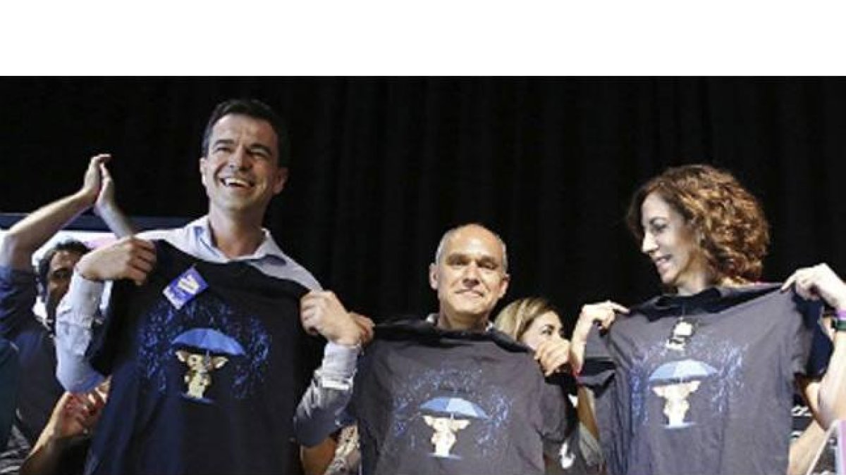 El nuevo líder de UPD, Andrés Herzog (i), junto a los también candidatos José Antonio Rueda e Irene Lozano.