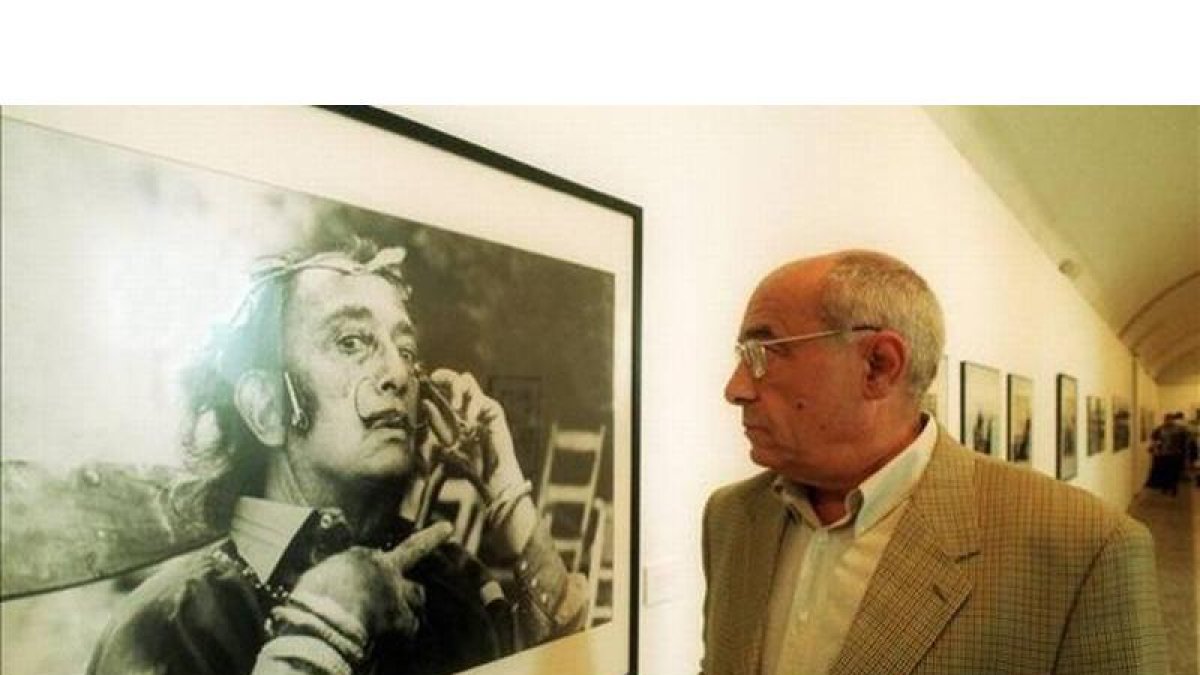 Enric Sabater, junto a una fotografía de Dalí tomada por él, que cedió para una exposición en el 2004.