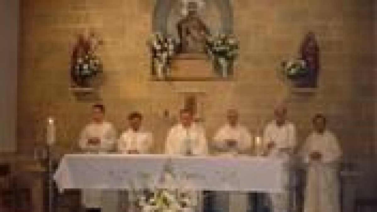 Calixto Sánchez, en el centro, conmemoró sus bodas de plata sacerdotales