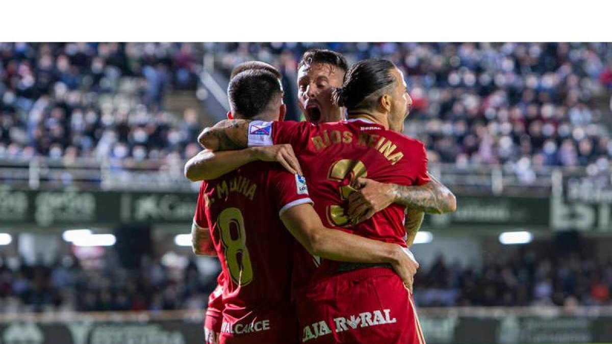 Agus Medina es felicitado por sus compañeros tras anotar el gol que a la postre dio los tres puntos a la Deportiva en Cartagonova y rompe una mala racha de seis partidos sin lograr la victoria. PASCU MÉNDEZ