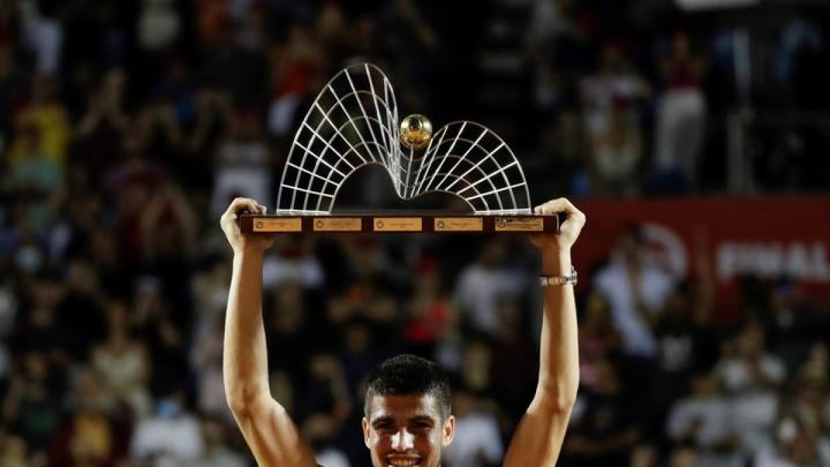 Carlos Alcaraz de España posa con el trofeo tras ganar la final del Abierto de Tenis de Río de Janeiro (Brasil). Alcaraz venció a Diego Schwartzman de Argentina. ANTONIO LACERDA