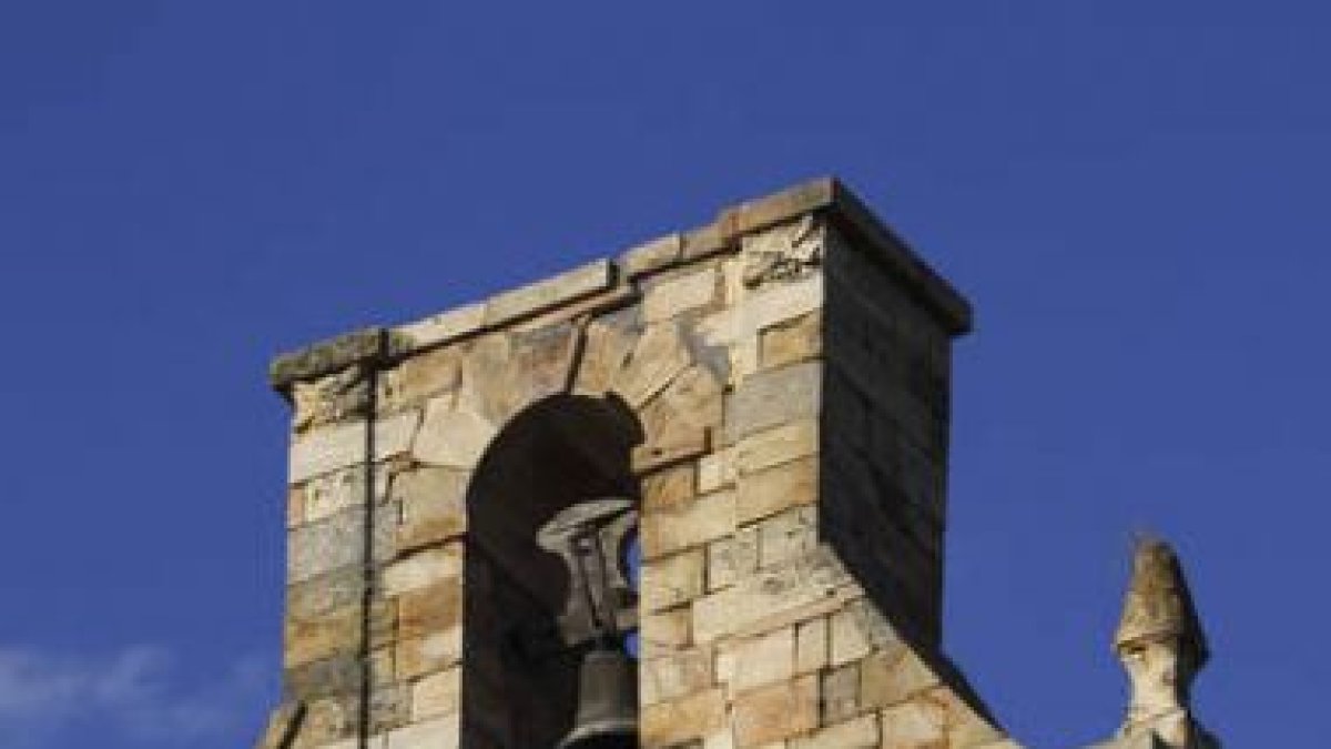 Imagen de la espadaña desmontada de la Iglesia de Fátima de Astorga.