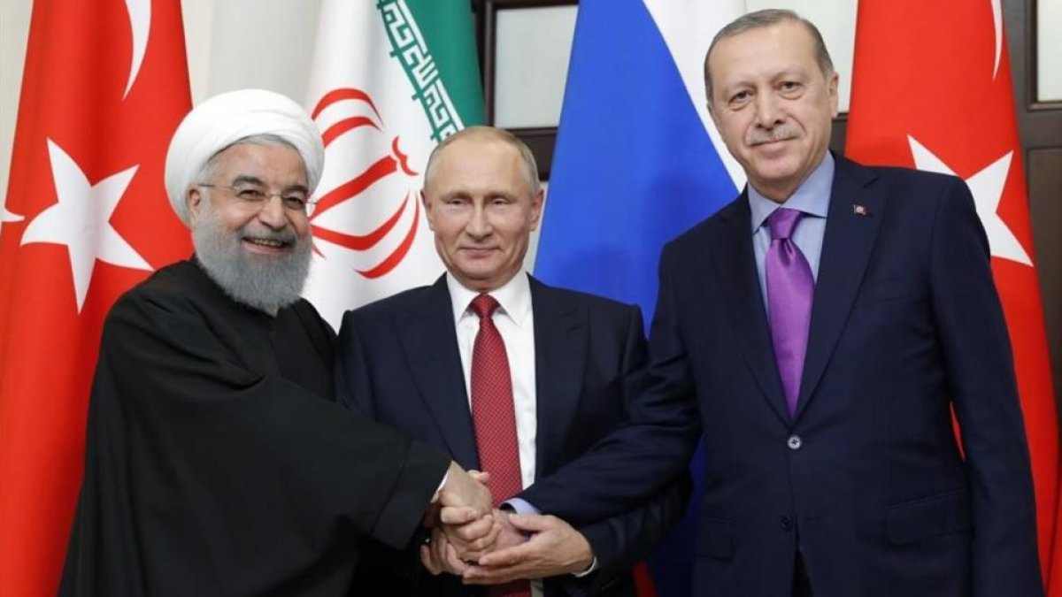 Putin, en el centro, con Erdogan (derecha) y Rouhani, en la reunión sobre Siria en Sochi.