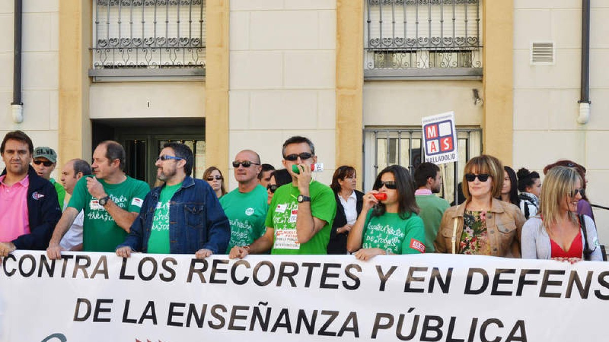 Grupos de protesta contra los recortes en materia de educación en el entorno a la Catedral.