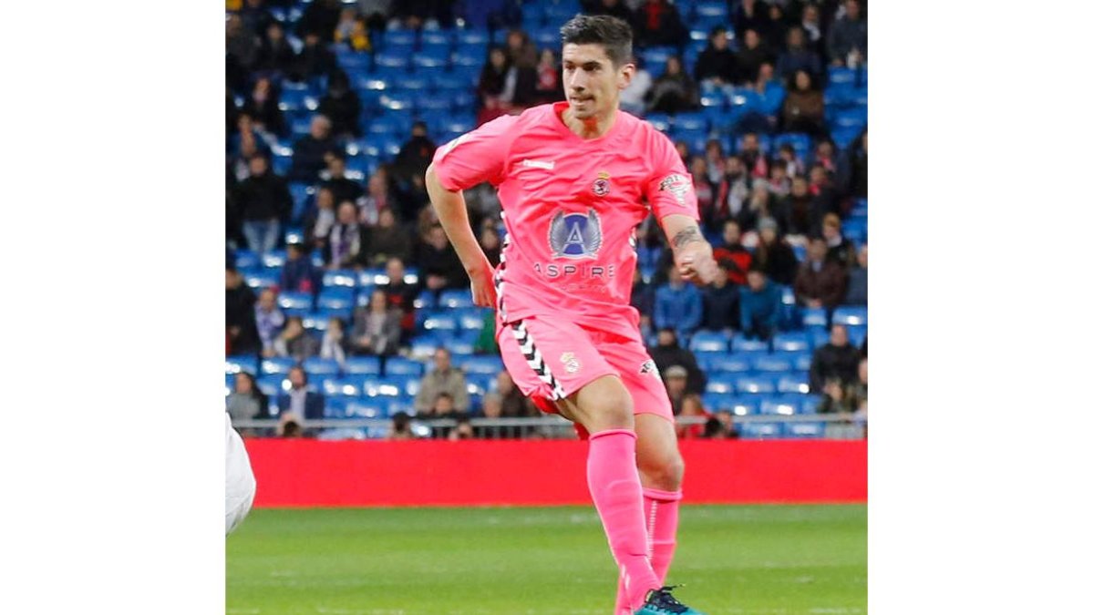 Yeray González en la acción que supuso el gol culturalista en el coliseo blanco en el partido de vuelta de Copa del Rey. RAMIRO/MARCIANO