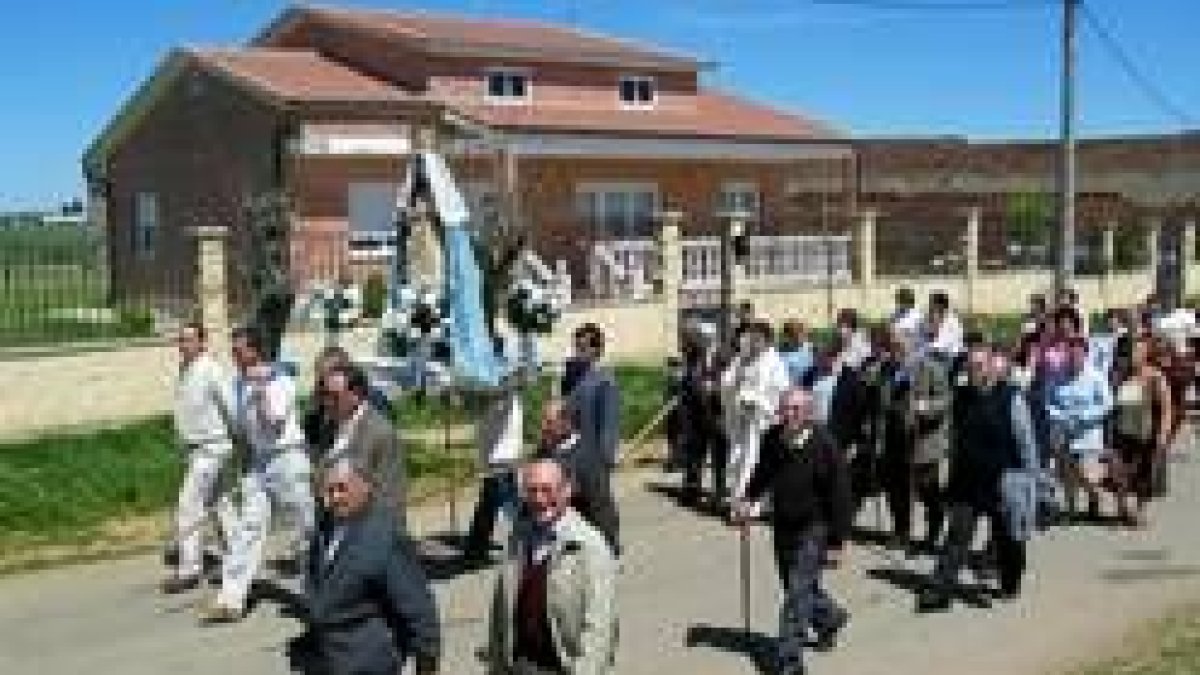 Los romeros procesionan a la virgen de Perales hasta Bercianos