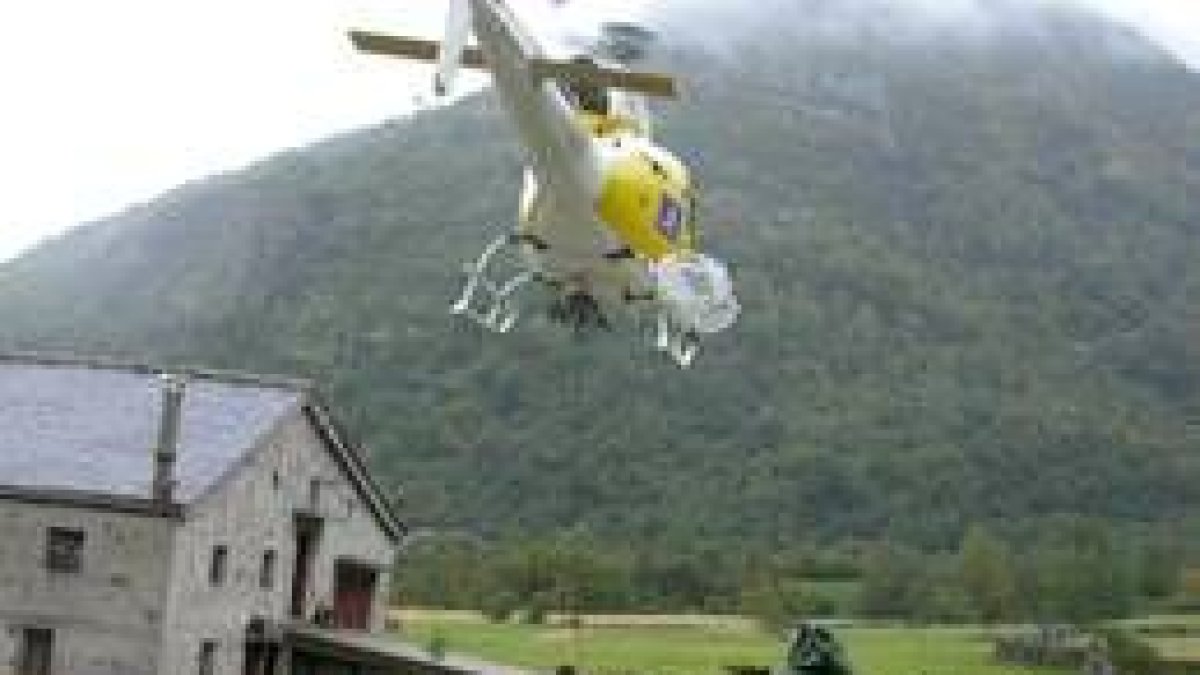 Un helicóptero ayudó a los vecinos de Susañe a transportar material para construir dos refugios
