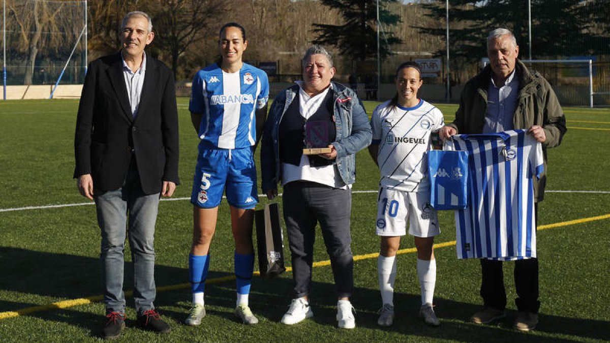 Celsa recibió el homenaje del CD Ejido, Deportivo de La Coruña y Deportivo Alavés. FERNANDO OTERO