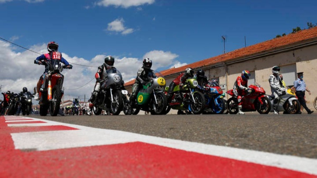 Salida de la competición de motos en La Bañeza. DL