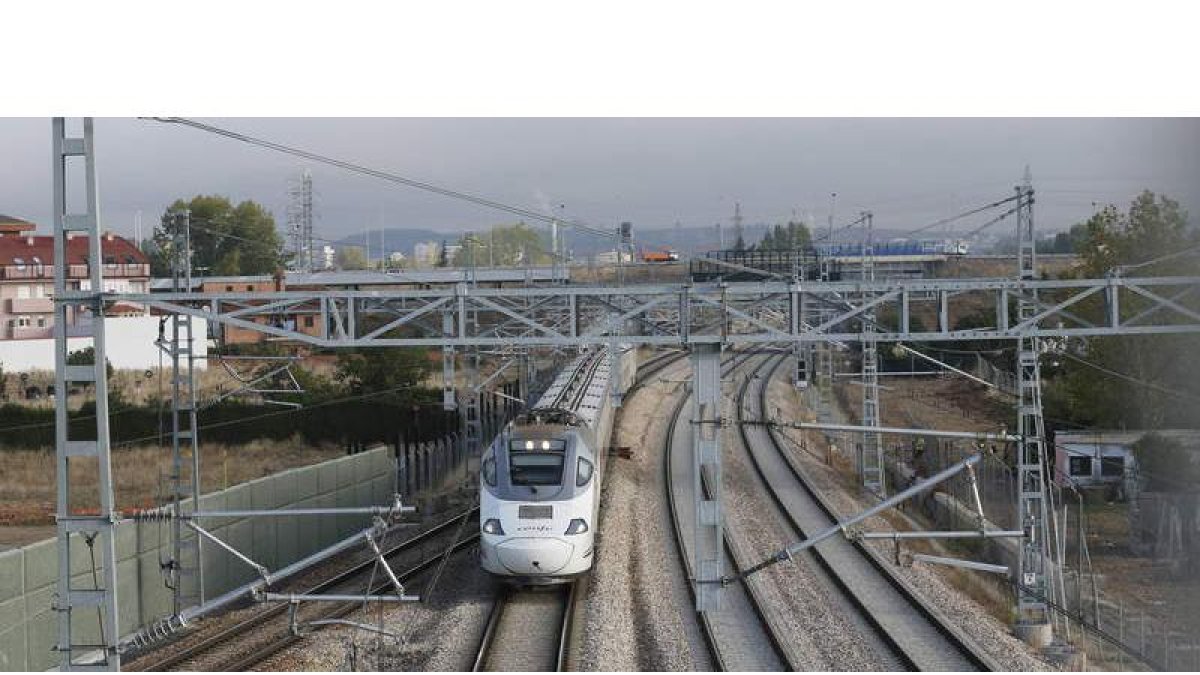 Un Alvia circula por las vías del acceso sur de la capital leonesa. RAMIRO