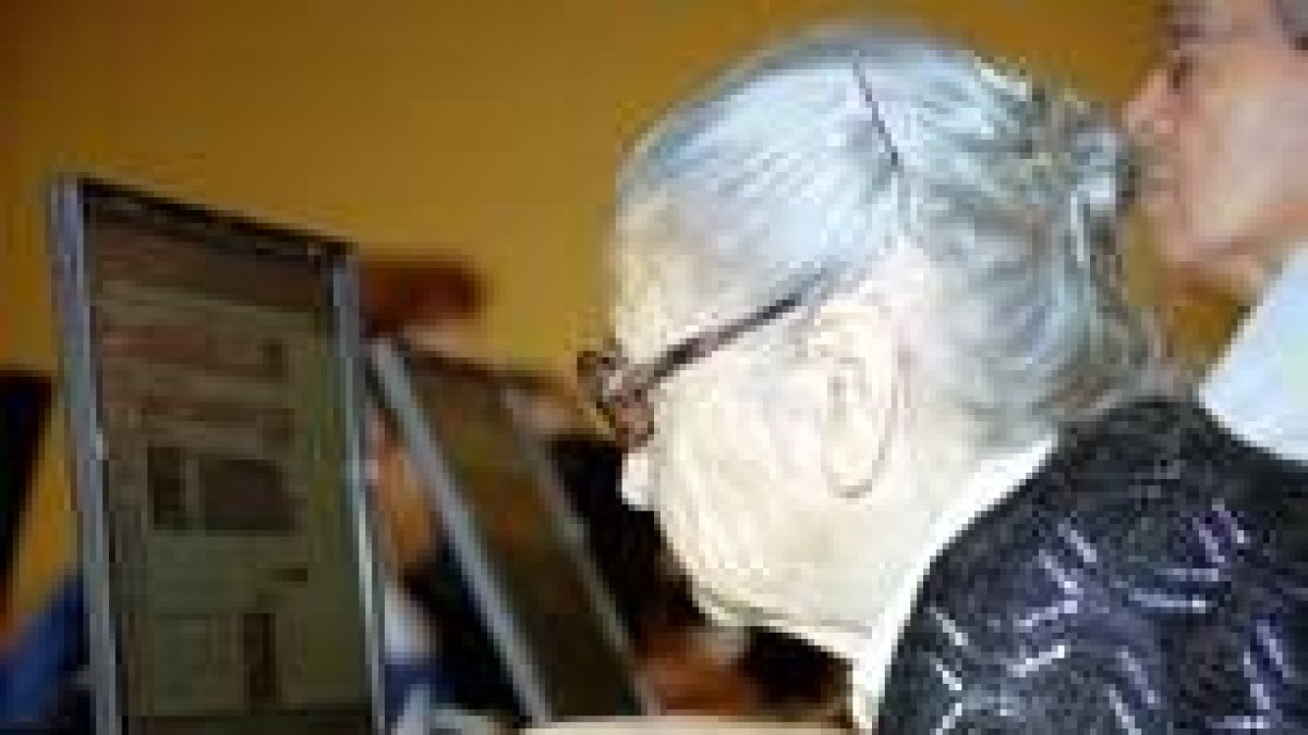 Una anciana de 83 años asiste a un curso de iniciación a Internet y las nuevas tecnologías