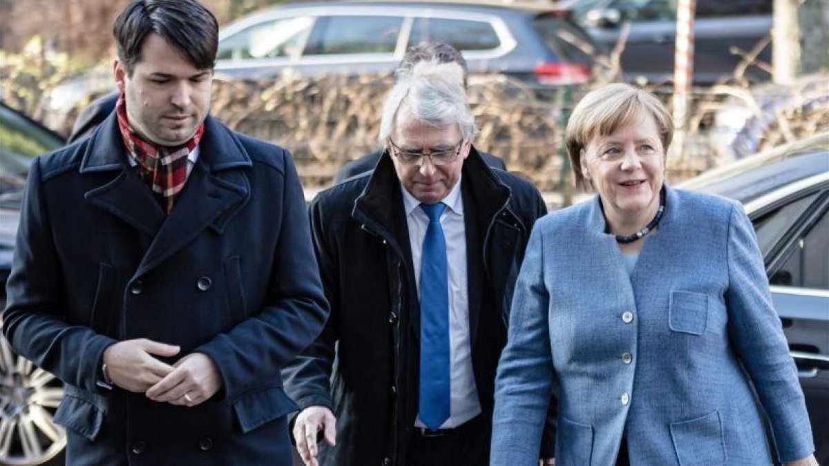 Merkel llega a la sede del SPD, en Berlín, para participar en la negociación, este domingo, 4 de febrero.