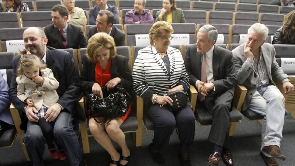 Familiares y amigos de Fermín Carnero acompañados por el alcalde de León