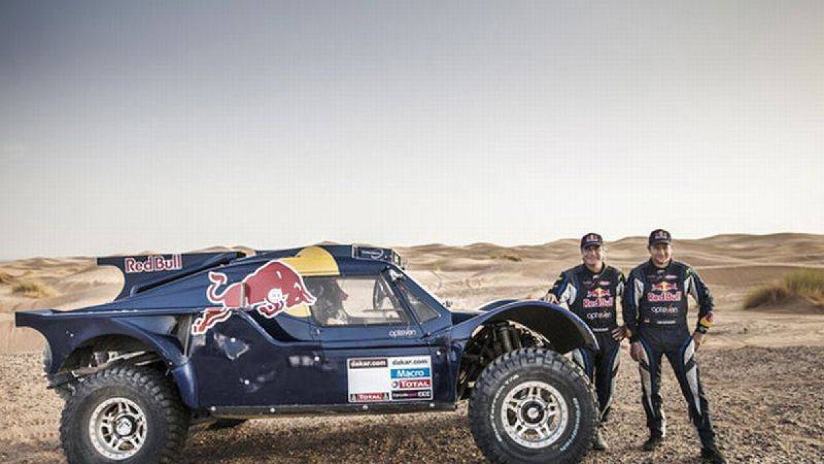 Carlos Sainz y el alemán Timo Gottschalk con el 'buggy' con el que correrán el Dakar-2014.