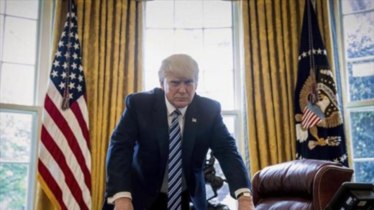 El presidente Donald Trump posa para un retrato en el Despacho Oval, en Washington, el pasado viernes.