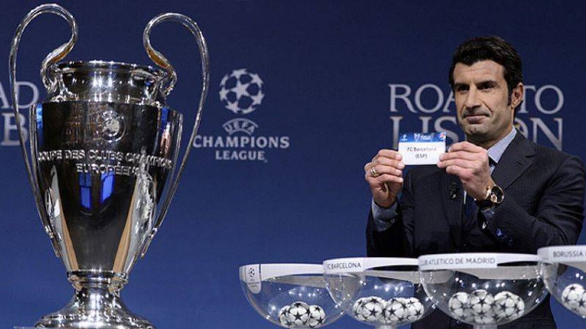Luis Figo muestra la papeleta con el nombre del FC Barcelona, rival del Manchester City en octavos de la Champions.