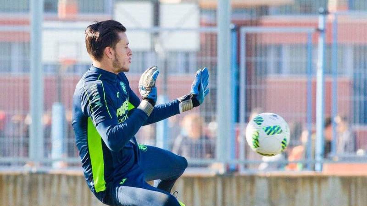 Joan Femenías, durante un entrenamiento con el equipo fuenlabreño en esta última campaña. ANTONIO L. JUÁREZ