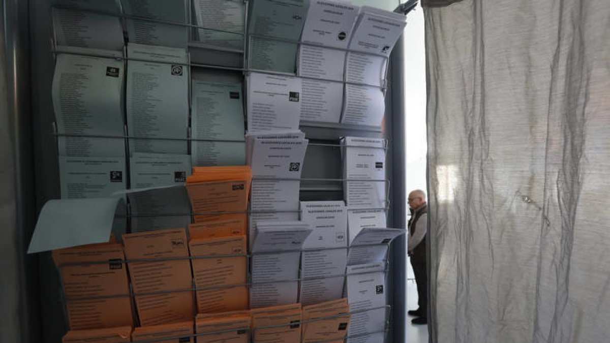 Papeletas en un colegio electoral de León en las elecciones generales de abril. JESÚS F. SALVADORES