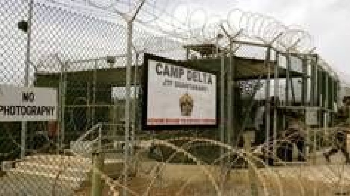 Entrada al polémico campo americano de Guantánamo