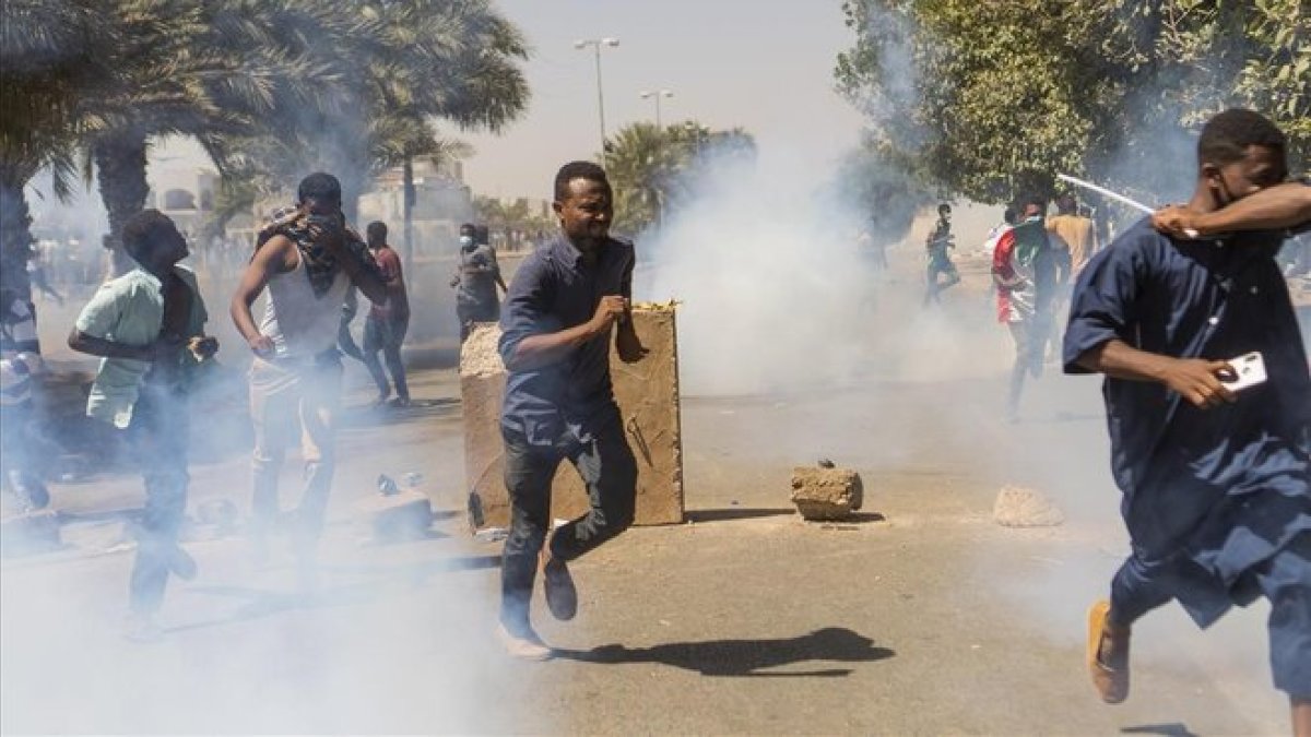 Manifestantes se protegen de los gases lacrimógenos de las fuerzas de seguridad en Jartum.