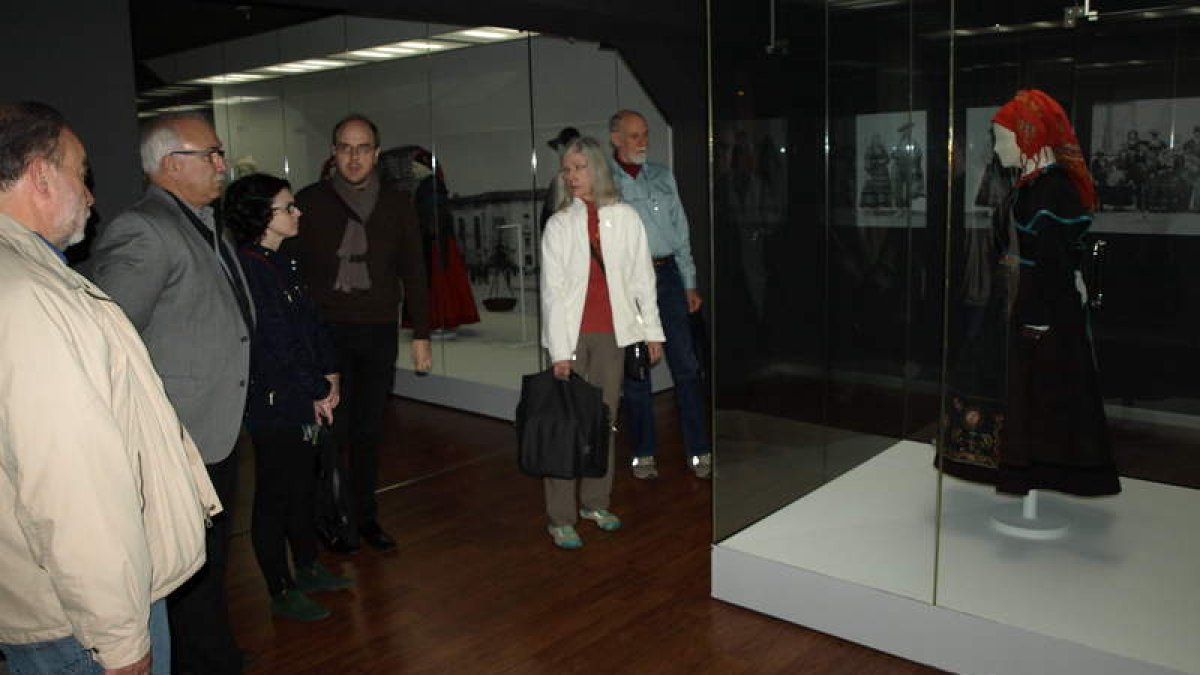 Imagen de una visita de un grupo de extranjeros al Mitle de Valencia de Don Juan.