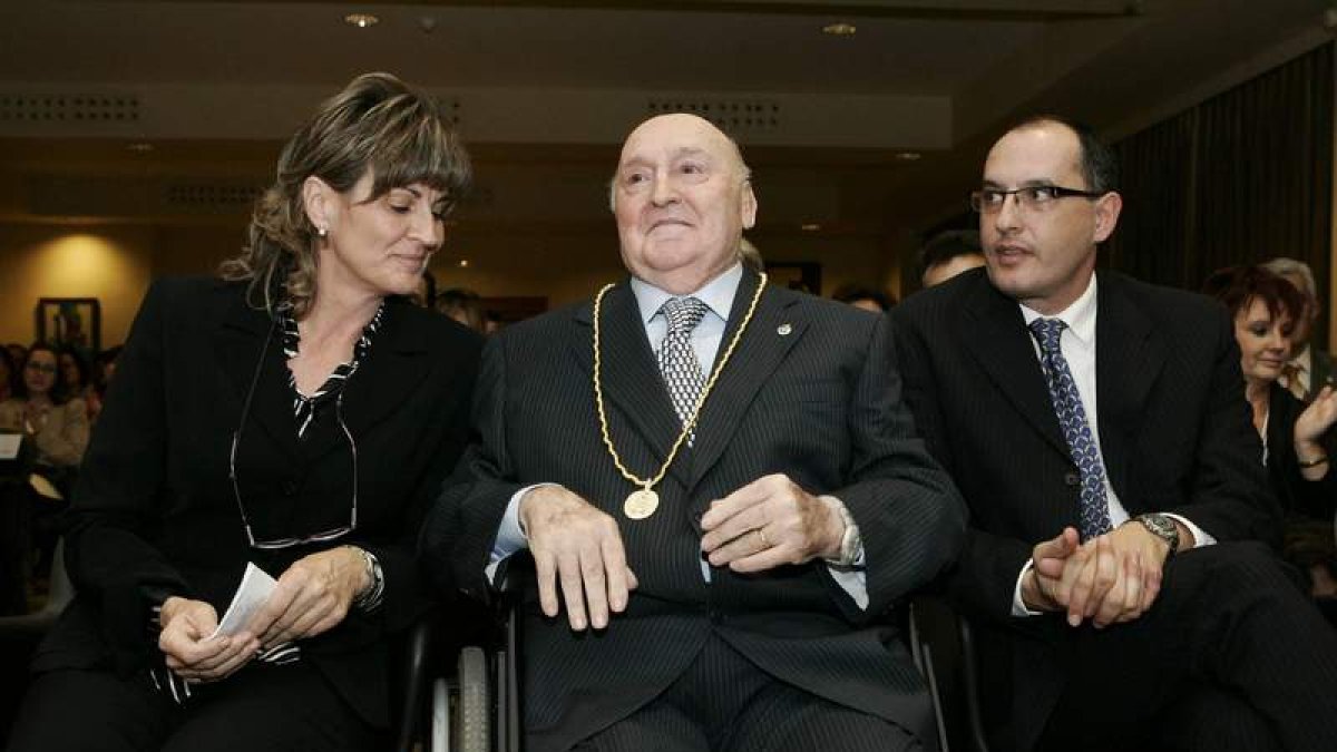 Con su hija y su yerno, en la entrega de la Medalla de Oro del Colegio de Economistas de León.