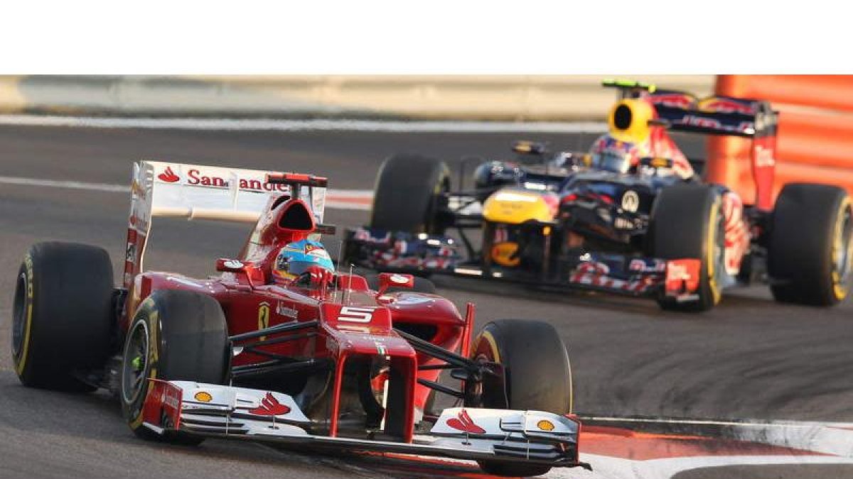 Alonso, por delante de Webber, demostró en el trazado de Yas Marina que a pesar de contar con un monoplaza inferior a Red Bull es capaz de pujar por lo máximo.