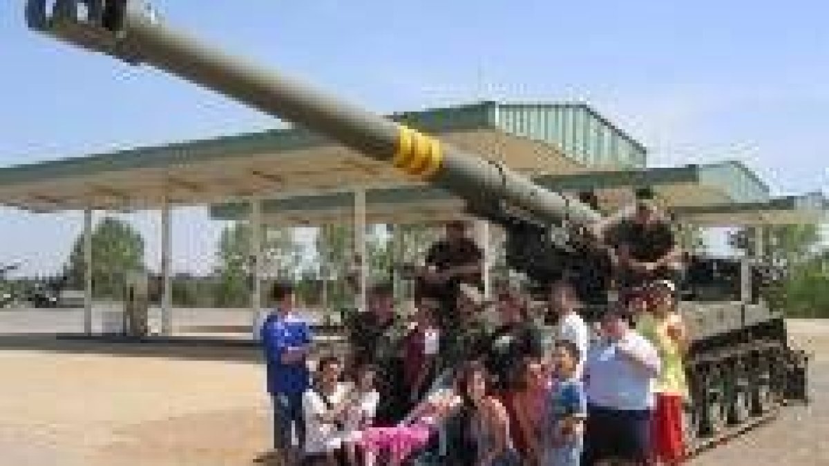 Los niños y jóvenes de la Asociación Manantial durante su visita a la base militar de Ferral