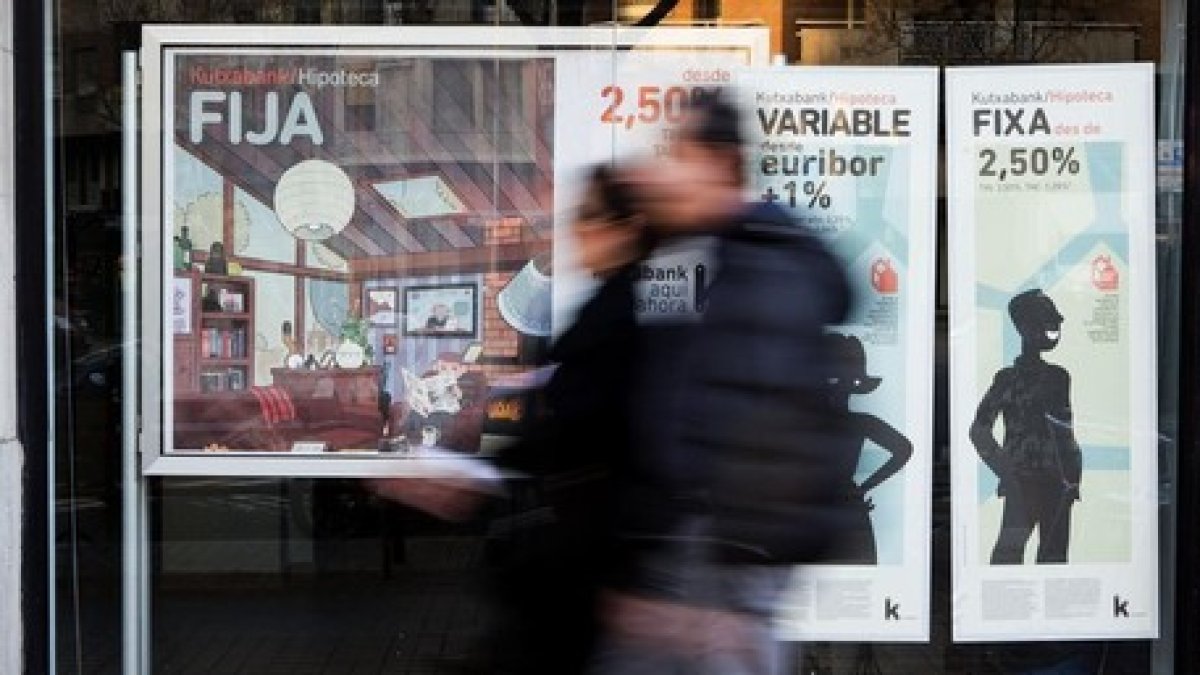 Una oficina de Kutxabank en Barcelona hace publicidad de sus hipotecas.