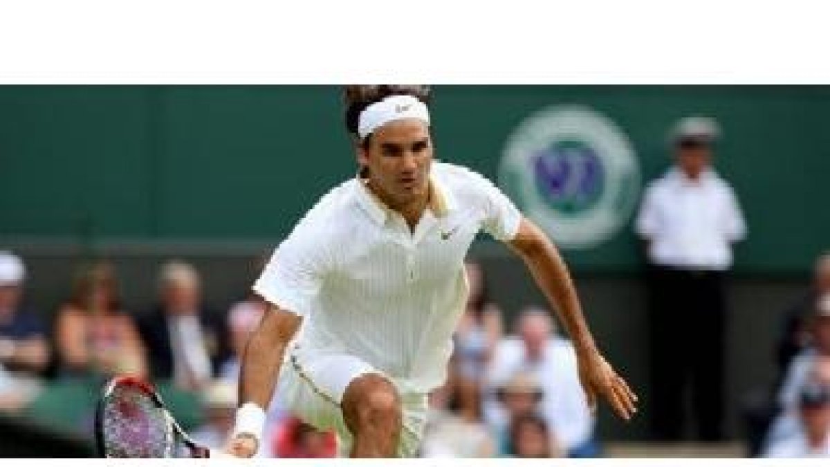Federer devuelve la pelota en un momento del partido de hoy