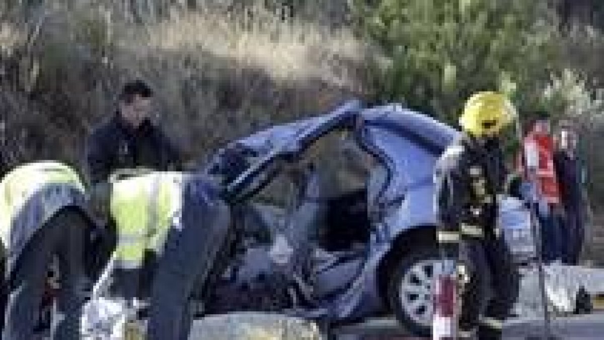 Estado en el que quedó el coche siniestrado en el accidente de Soria