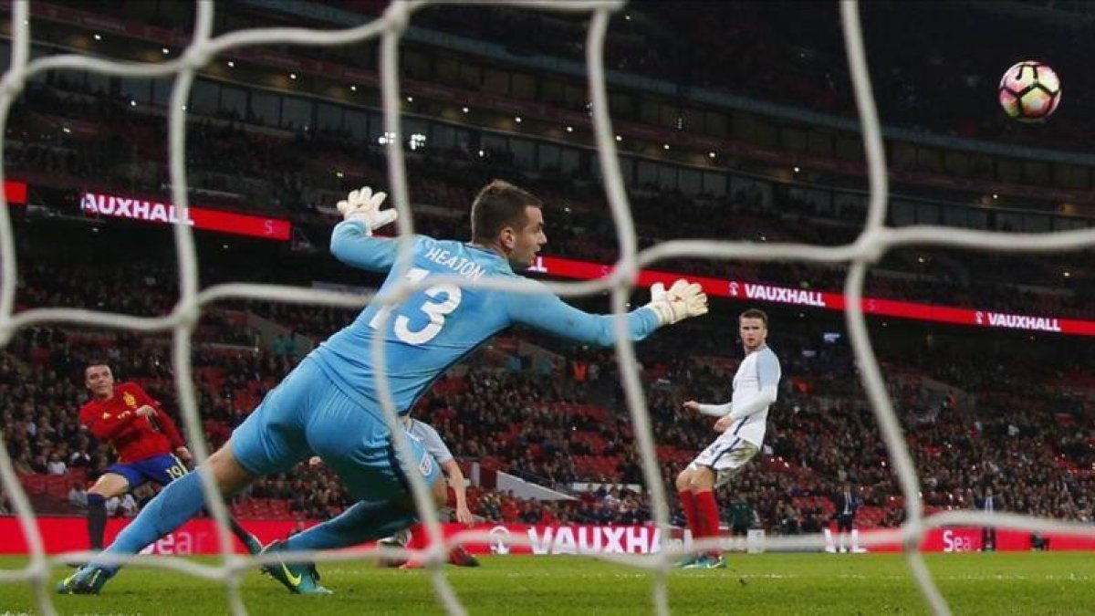 Aspas marca el primer gol de la selección española en el amistoso contra Inglaterra en Wembley.
