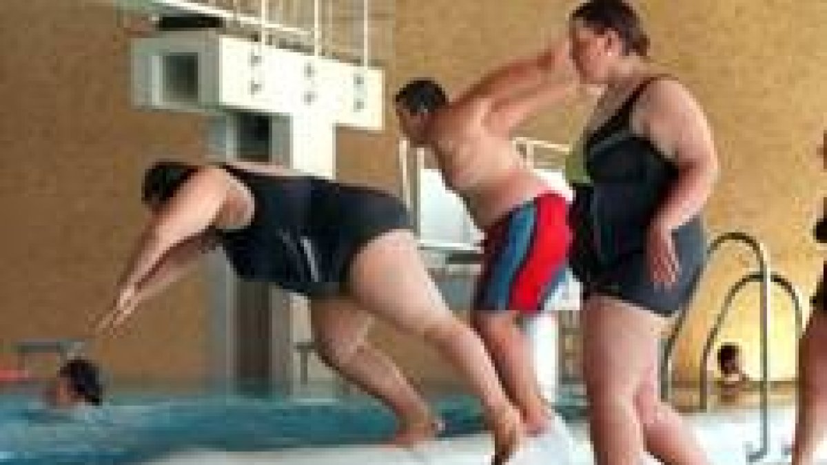 Unos jóvenes obesos se zambullen en una piscina