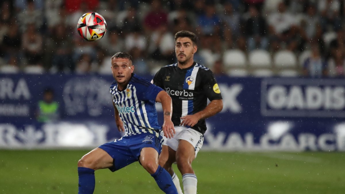 David Soto trata de controlar el balón ante un rival. L. DE LA MATA